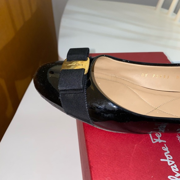 SALVATORE FERRAGAMO Varina Leather Flat in black - Picture 10 of 16
